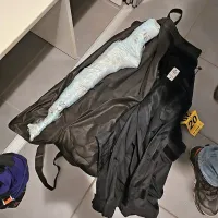 V folijo ovita puška naj bi bilo orožje, s katerim so morilci streljali.