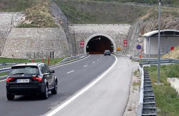 Zaradi burje zaprt predor Kastelec, na Vipavskem močni sunki