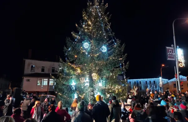 V četrtek so simbolično prižgali novoletne lučke in napovedali 
pestro decembrsko dogajanje.