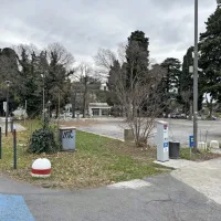 Prav del zemljišča na Kaštelu med cesto in parkiriščem je bil 
ponujen  na nedavni javni dražbi, a piranski občinski svet je zavrnil 
potrditev kupoprodajne pogodbe.