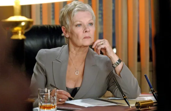 Judi Dench kot M v filmu   Casino Royale.