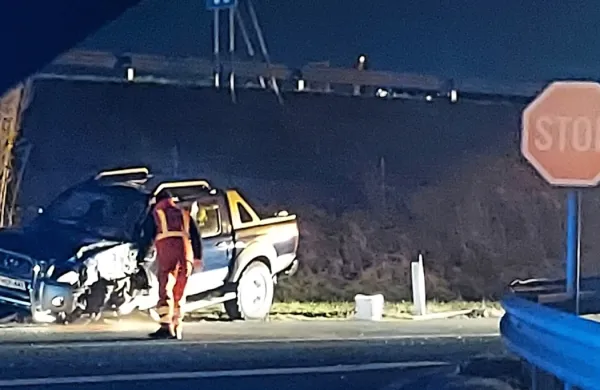 Voznik avtobusa s 17 potniki je včeraj popoldne zapeljal na 
nasprotni pas in tam trčil v nasproti vozeči avto.