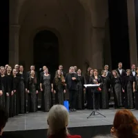 Koprski  epilog: Dajte, dajte  so na koncu zapeli vsi: zbor, dirigentka, skladatelj in navdušeno občinstvo.