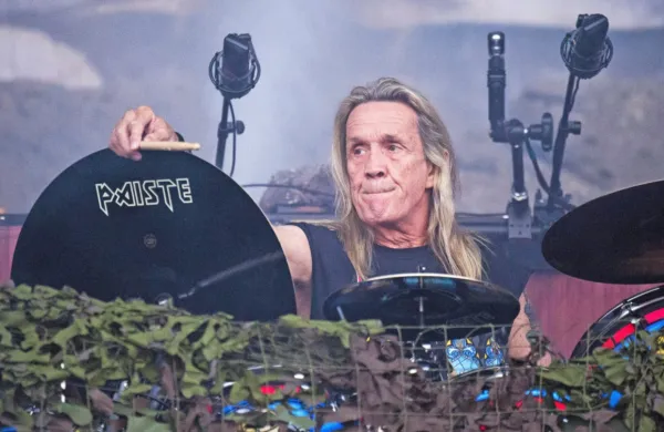 Legendarni bobnar skupine Iron Maiden napovedal slovo