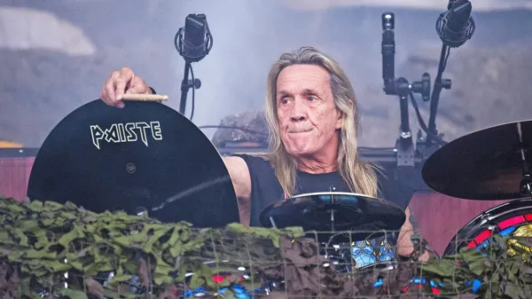 Legendarni bobnar skupine Iron Maiden napovedal slovo