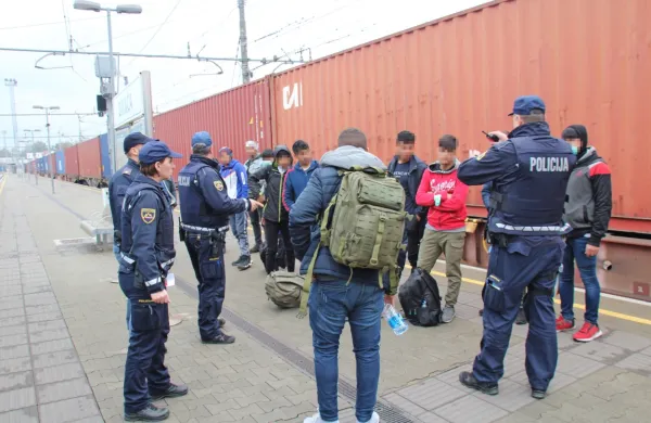 Številni  migranti, ki so že  zaprosili za mednarodno  zaščito,  samovoljno  zapustijo  azilni  dom  in  se  z vlaki  
poskušajo  pripeljati  do  Italije. 