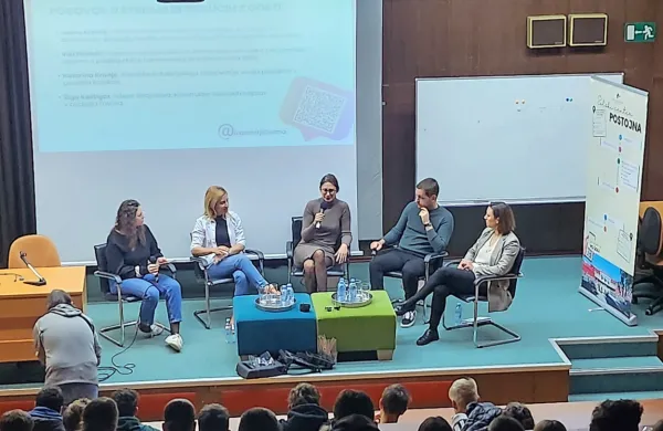 Dijaki gimnazijskega programa in programa strojnih tehnikov so 
prisluhnili zgodbam štirih uspešnih inženirjev.