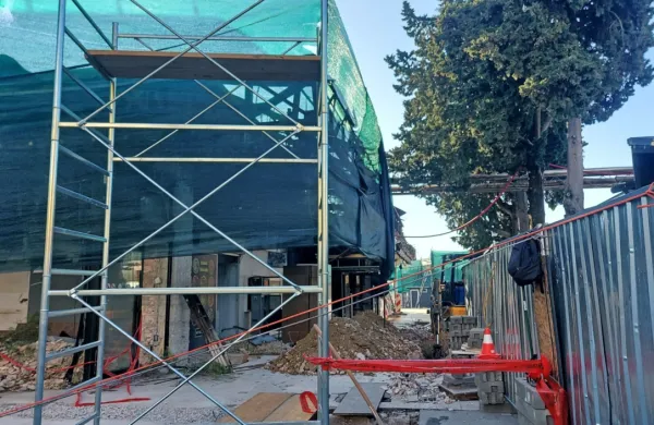 Poleg gradbenih  delavcev  so  v  teh dneh   na  pogorišču  tudi 
kriminalisti.  