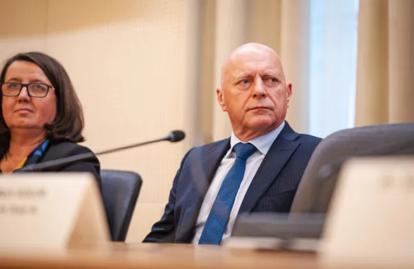 Minister za javno upravo Franc Props (desno)