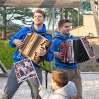  Ob prazničnem večeru je nastopil tudi Duo Zemljotres, ki je navdušil tudi v  oddaji Slovenija ima Talent.  