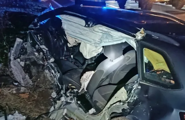 Mladi voznik je ostal vkleščen v sivi škodi, po razbitinah sodeč pa 
se je za las izognil najhujšemu. 