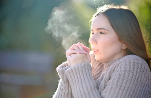Mraz izsušuje kožo in lahko stanje poslabša.