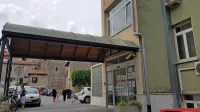 Čeprav ima koprski ZD ob stavbi v centru mesta in ZD na Bonifiki ambulante razpršene še na širšem območju 
Kopra in tudi v več večjih krajih na  podeželju, je prostorska stiska vse hujša in ne dopušča več niti  ureditev 
novih dodatnih ambulant. Zato naj bi v kratkem  stekla gradnja novega ZD v Urbanem središču Barka. 