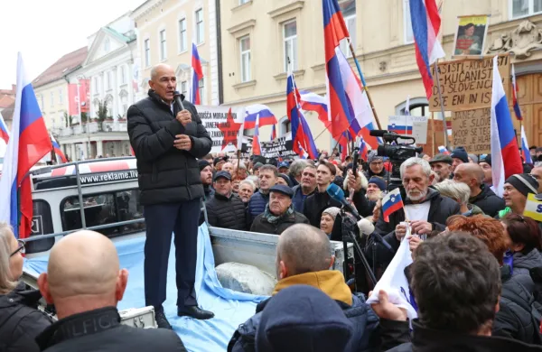 Protest pred sodi&scaron;čem: Jan&scaron;a kritičen do pravosodja in Golobove vlade (FOTO)