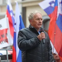 Protest pred sodi&scaron;čem: Jan&scaron;a kritičen do pravosodja in Golobove vlade (FOTO)