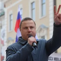 Protest pred sodi&scaron;čem: Jan&scaron;a kritičen do pravosodja in Golobove vlade (FOTO)