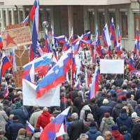 Protest pred sodi&scaron;čem: Jan&scaron;a kritičen do pravosodja in Golobove vlade (FOTO)