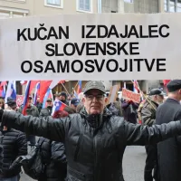 Protest pred sodi&scaron;čem: Jan&scaron;a kritičen do pravosodja in Golobove vlade (FOTO)