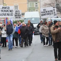 Protest pred sodi&scaron;čem: Jan&scaron;a kritičen do pravosodja in Golobove vlade (FOTO)