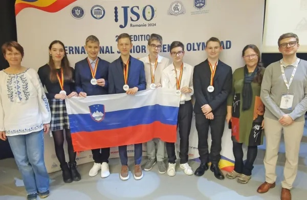 Na olimpijadi je pod okriljem zveze Slovenijo zastopalo šest 
dijakov, in sicer Niko Habinc, Andraž Čadež, Lucija Kutin in Matic 
Zimic iz Gimnazije Bežigrad, Tian Kobal iz Gimnazije Nova Gorica 
ter David Osojnik iz Gimnazije Želimlje.