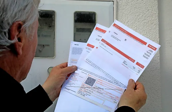 Mnogim se je na novembrskem računu povišal znesek omrežnine, 
a natančne analize ni naredil nihče. 