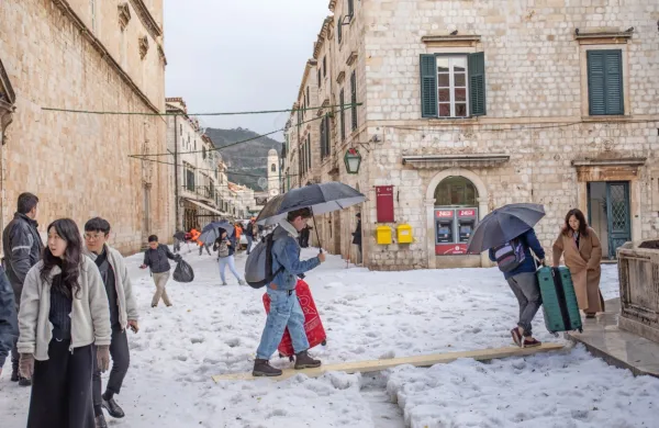 



V Dubrovniku je včeraj padla velika količina toče, ki je kot sneg 
pobelila središče mesta.