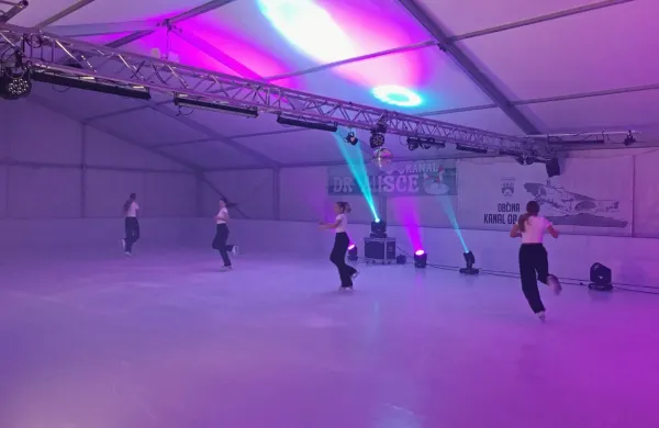Ledeno ploskev v Kanalu so prve preizkusile članice Drsalnega 
kluba Bled.