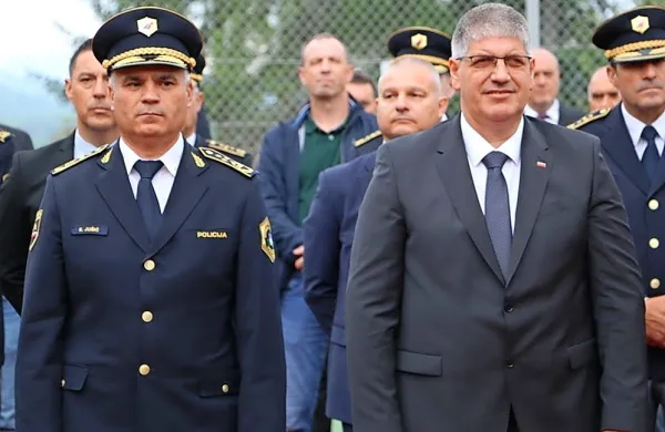 Po  novih  objavah  o  nepravilnostih  v Centru  za  varovanje  in  zaščito  v koaliciji  pričakujejo  pogovor,  v  opoziciji  
pa  odstop  ministra  Boštjana  Poklukarja  in  Senada  Jušića (levo). 