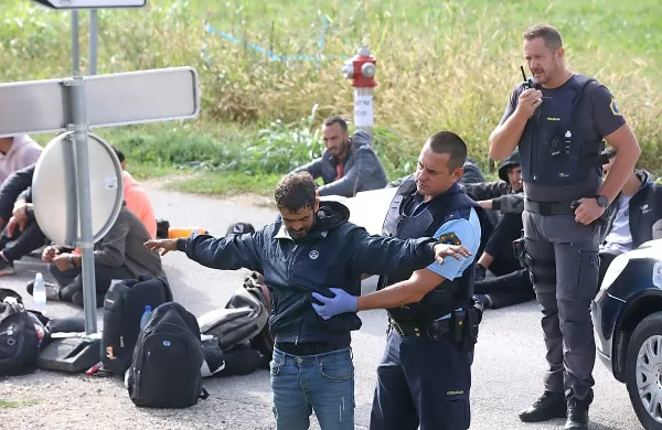 Na zahodnobalkanski poti, ki je vstopna točka za mnoge, ki 
kasneje prečkajo tudi Slovenijo, je največ Sircev, Afganistancev in 
Turkov.