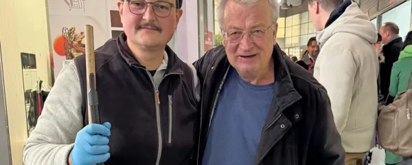 Robi Jakomin (levo), ki je odigral v Trstu več vlog, je pozdravil 
uglednega obiskovalca, tržaško-nemškega pisatelja Veita Heinichena, med drugim soavtorja knjige o tržaških okusih Mesto 
vetrov.