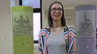 Petra Marinko Rus riše papirce in vrhunsko kleklja. Za znamenito 
čipko pr'farskih legend je sklekljala del o Turku, ki ga skupaj s 
konjem odnaša Idrijca.