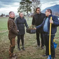 Prve sadike dreves in grmovnic protivetrne zaščite je na Ajdovskem polju pomagala saditi tudi kmetijska ministrica Mateja  
Čalušić. Ob njej še Vojko Černigoj (SGG Tolmin, levo), Tadej 
Beočanin in Janez Furlan (vodja oddelka za gospodarstvo in 
razvojne zadeve Občine Ajdovščina, desno).