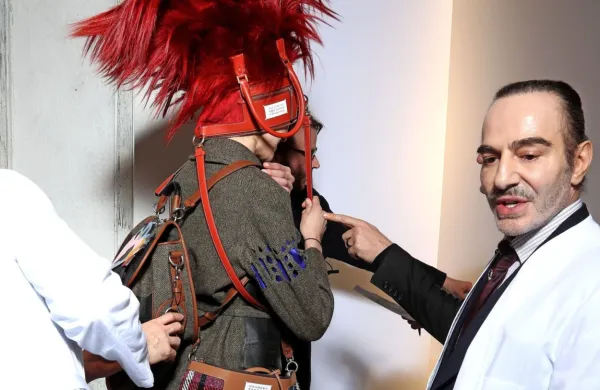 John Galliano zapušča modno hišo Maison Margiela.