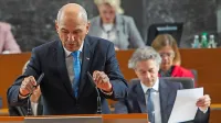 Janez Janša bo šel na volitve po četrti mandat za sestavo vlade, 
Robert Golob pa po drugega.