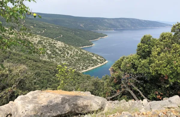  Kot glavni razlog za obisk Hrvaške so v reviji Conde Nast Traveler 
navedli plaže, posebej so še izpostavili Dubrovnik in otoke (na 
fotografiji Cres) ter gurmanske izlete okoli Splita ali Zagreba.