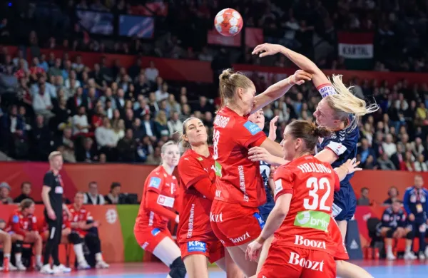 V finalu rokometnega evropskega prvenstva so bile Norvežanke (v 
modrem) premočne za danske nasprotnice. 