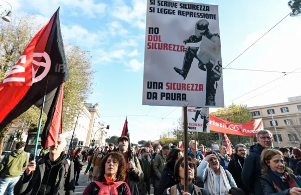 Več tisoč ljudi je  v Rimu protestiralo proti  vladnemu predlogu 
zakona o varnosti, za katerega demonstranti trdijo, da ogroža 
pravico do mirnega protesta. 