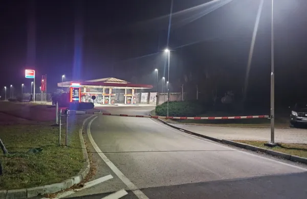 Grozila s pi&scaron;tolo in zaposlena zaprla v WC