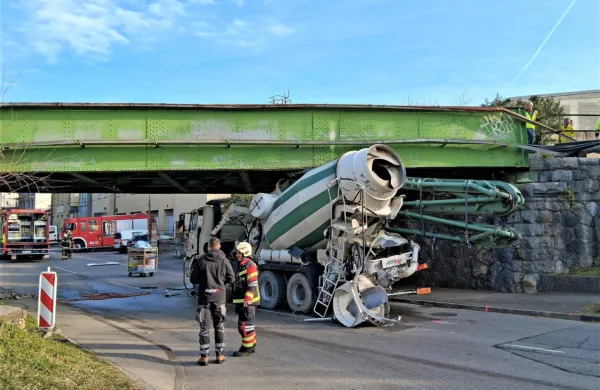 Danes, ob 11.19, so policisti prejeli obvestilo o prometni nesreči v 
Solkanu, kjer je 52-letni voznik tovornega vozila (črpalka za beton) 
trčil v železniški most. 