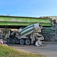 Solkan: s hru&scaron;ko trčil v železni&scaron;ki most in ga dvignil (FOTO)
