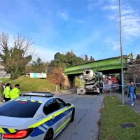 Solkan: s hru&scaron;ko trčil v železni&scaron;ki most in ga dvignil (FOTO)