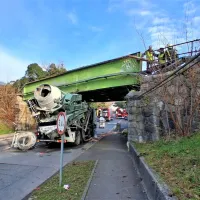 Solkan: s hru&scaron;ko trčil v železni&scaron;ki most in ga dvignil (FOTO)