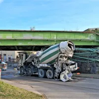 Solkan: s hru&scaron;ko trčil v železni&scaron;ki most in ga dvignil (FOTO)