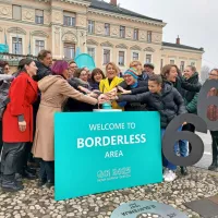 Poslanstvo EPK Nova Gorica - Gorica je preseganje meja, tako 
fizičnih kot mentalnih, kar se odraža v sloganu Brezmejno.