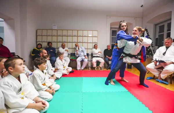 Prikaz enega od prijemov v koprski knjižnici.