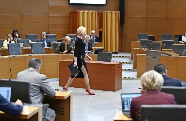 DZ je s 33 glasovi za, 50 glasovi proti in eno neveljavno glasovnico 
na tajnem glasovanju zavrnil predlog za razrešitev predsednice DZ 
Urške Klakočar Zupančič.