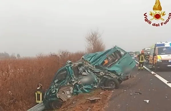 Na avtocesti A4 se je malo pred 13. uro na odseku med Cessaltom 
in San Donajem v smeri Benetk pripetila huda prometna nesreča 
s smrtnim izidom. 