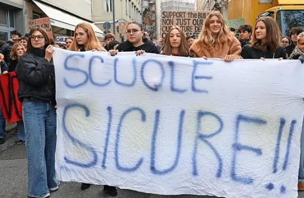 Na ulice se je po poročanju Primorskega dnevnika danes podalo 
okoli 1200 dijakov, za protest pa so se odločili po incidentu na 
tržaškem liceju Petrarca, kjer je prejšnji teden na dijakinjo v 
učilnici padel kos ometa in jo lažje poškodoval.
