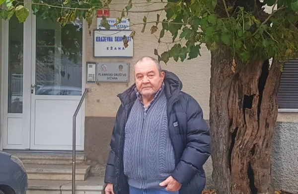 Miran Rožman pred sedežem krajevne skupnosti