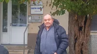 Miran Rožman pred sedežem krajevne skupnosti